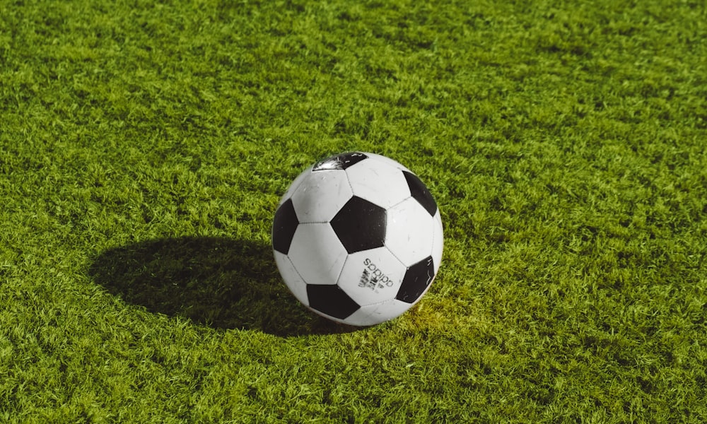 一个标准的FIFA世界杯比赛用足球在绿茵场上的特写